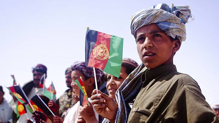 Afghanische Kinder schwenken Nationalflaggen in der Provinz Helmand