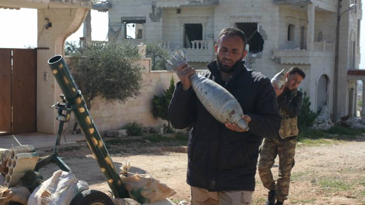 مقاتلين ينقلون القذائف مقاتلين ينقلون القذائف