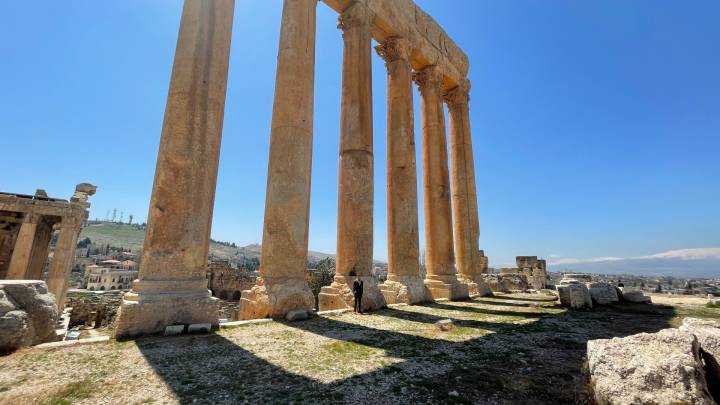 Größenvergleich: Der Autor vor den kolossalen Säulen des Jupitertempels.