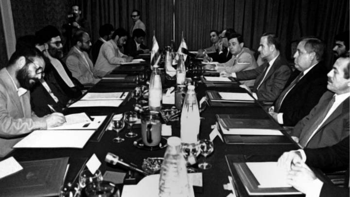 حافظ الأسد في لقاء مع الرئيس الإيراني الأسبق علي الخامنئي