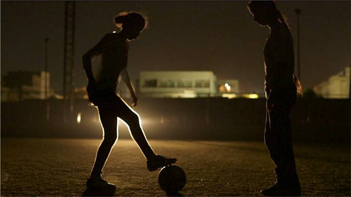 Szene aus dem Film »Freedom Fields«. Die libysche Frauennationalmannschaft trainiert nachts im Scheinwerferlicht der Autos. Training der Frauennationalmannschaft