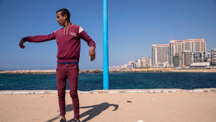 Der 17-jährige Saled wohnt in derselben Nachbarschaft und kommt zum Trainieren an den Strand. Er ist Mitglied der Tanzgruppe »Asphalt-Teufel«. Ihren Tanzstil bezeichnet Saled als eine Mischung aus »Knocking, Breaking und Zauberei«.