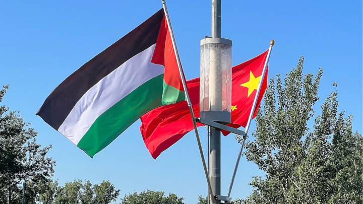 Chinesische und palästinensische Flagge wehen am Flughafen Bejings. Chinesische und palästinensische Flagge wehen am Flughafen Bejings.