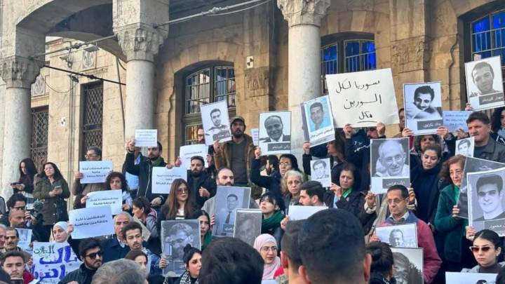  »Syrien für alle.« Bei einer Kundgebung in Damaskus halten Passanten Plakate hoch, die zur Einheit und Gerechtigkeit aufrufen.