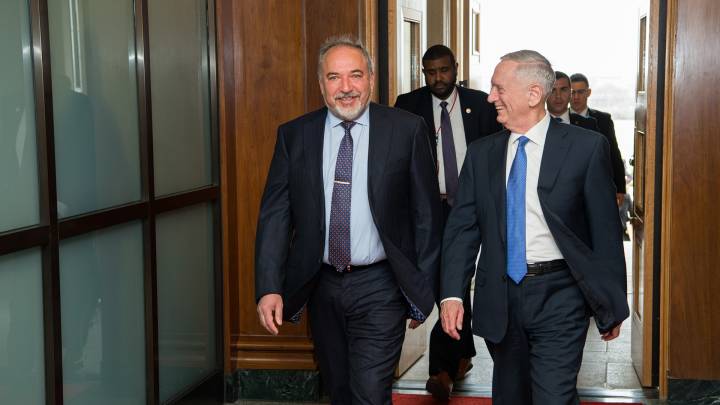 US-Verteidigungsminister Jim Mattis und sein israelischer Amtskollege Avigdor Lieberman Anfang März 2017 in Washington US-Verteidigungsminister Jim Mattis und sein israelischer Amtskollege Avigdor Lieberman Anfang März 2017 in Washington