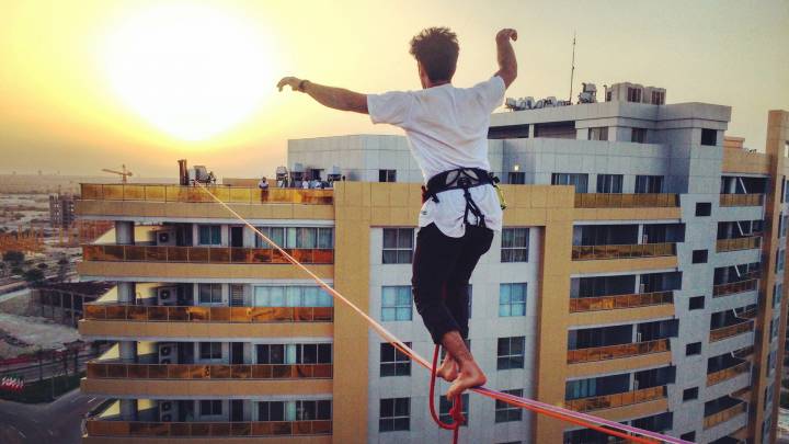 Walking the slackline in the city