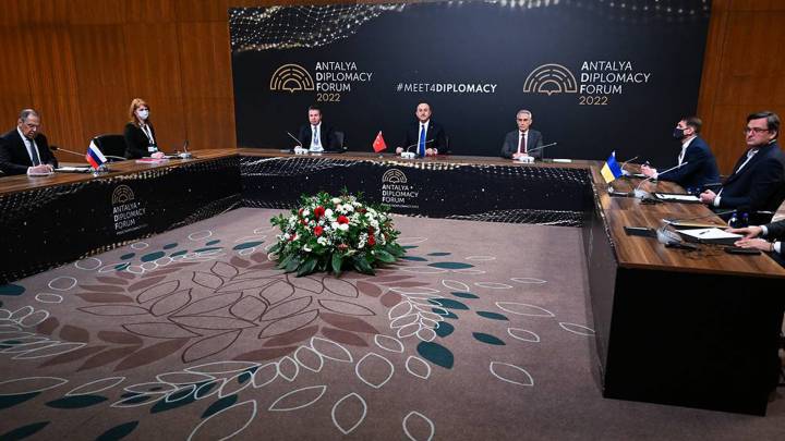 Friedensverhandlungen zwischen Russland und Ukraine in der Türkei