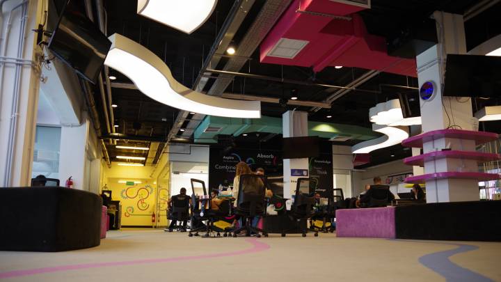 مجموعة من رواد الأعمال في حديقة الملك حسين. عمان، الأردن.