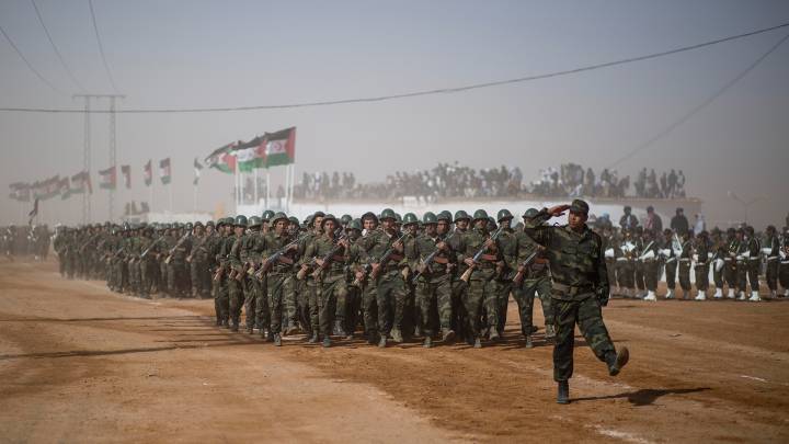 Eine Parade zu den Feierlichkeiten im Rahmen der 40-jährigen Ausrufung der Unabhängigkeit am 23. Februar 2016 im Flüchtlingslager Dakhla bei Tindouf.