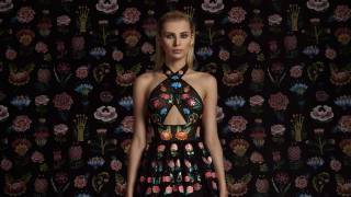 من مجموعة المصمم رامي قاضي الأخيرة "الوقوف في ظل امرءة"