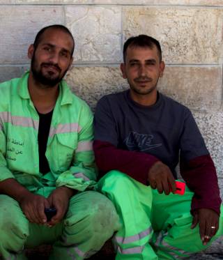 صورة لعاملين نظافة في عمان