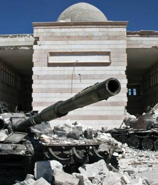 دبابات مدمرة في مدينة عزاز