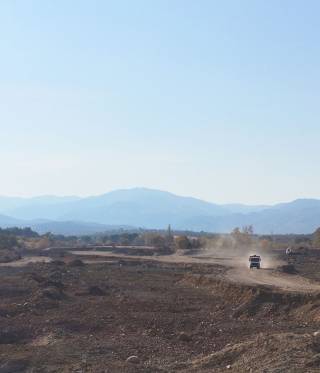 Staudamm und Landwirtschaft an der türkischen Ägäis
