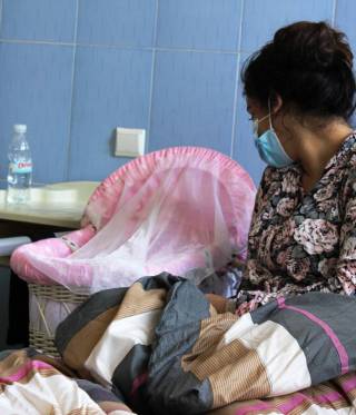 إمرأة في غرفتها في المستشفى بعد الولادة