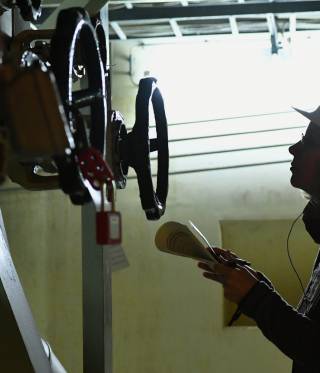 IAEO-Inspekteurin bei der Arbeit.