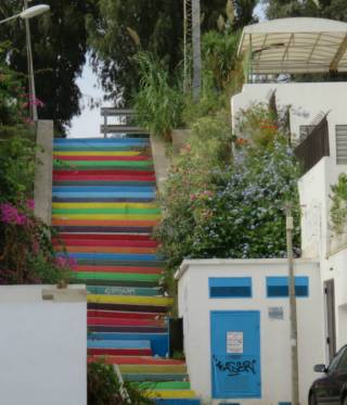 الدرج الملون في منطقة لامارسا في العاصمة التونسية