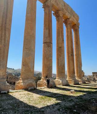 Größenvergleich: Der Autor vor den kolossalen Säulen des Jupitertempels.