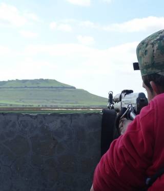 مقاتل من المعارضة المسلحة على الجبهة ضد داعش مقاتل من المعارضة المسلحة على الجبهة ضد داعش