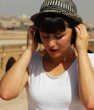 في فلمها الوثائقي، وثقت سارة سليمان تجربة نساء يعشن في مصر (أجنبيات ومصريات) وكيفية تنقلهن في الأماكن العامة وتعاملهن مع التحرش.