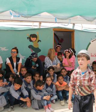 أطفال في المدرسة يؤدون مسرحية أطفال في المدرسة يؤدون مسرحية