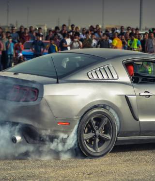 سيارة الموستانغ بإستعراض drifting