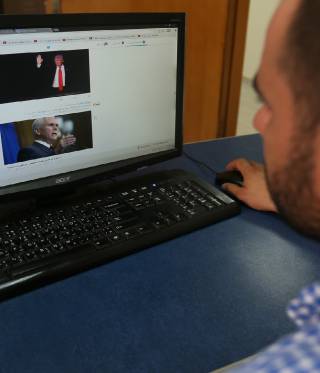 مستخدم يتصفح مواقع التواصل الإجتماعي