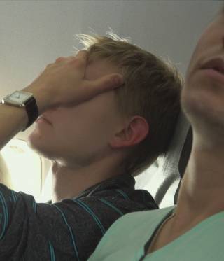 Zwei Überlebende der Anti-LGBT-Gewalt haben es geschafft. Sie sitzen im Flieger in eine neue Heimat