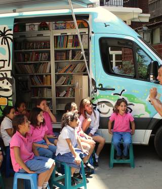 Bücher auf Rädern »Früher empfanden die Kinder Lesen als lästige Pflicht. Nun kommen sie nach der Lektüre zu mir und erzählen mir, was sie alles gelesen haben«, sagt Adel Hegy.