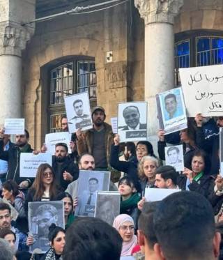 »Syrien für alle.« Bei einer Kundgebung in Damaskus halten Passanten Plakate hoch, die zur Einheit und Gerechtigkeit aufrufen. »Syrien für alle.« Bei einer Kundgebung in Damaskus halten Passanten Plakate hoch, die zur Einheit und Gerechtigkeit aufrufen.