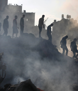Palästinenser im Gaza-Streifen bei der Leichenbergung im November 2023. Palästinenser im Gaza-Streifen bei der Leichenbergung im November 2023.