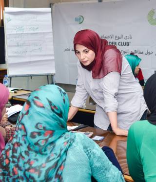 Hoda Kandil teaching at a workshop in Egypt. 