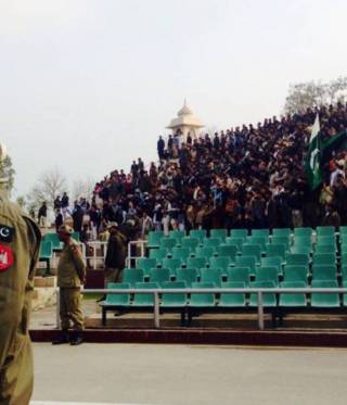 Ein pakistanischer Grenzsoldat blickt Richung Indien