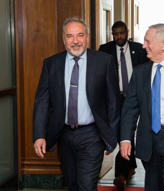 US-Verteidigungsminister Jim Mattis und sein israelischer Amtskollege Avigdor Lieberman Anfang März 2017 in Washington US-Verteidigungsminister Jim Mattis und sein israelischer Amtskollege Avigdor Lieberman Anfang März 2017 in Washington
